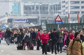 Ľudia opúšťajú letisko po teroristickom útoku v Bruseli.
