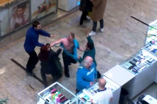 Súkromný spor si muži vybavili uprostred nákupného centra.