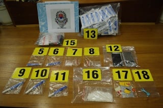 Policajti našli drogy v byte v Brezne. 