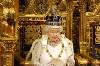 Kráľovná mala slávnostnú reč.