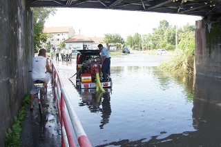 Takto hasiči odčerpávali vodu zo zatopeného železničného podjazdu po silnom prívalovom daždi v Komárne.