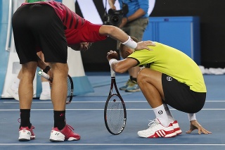 Švajčiarsky tenista Stan Wawrinka (vľavo) kontroluje Slováka Martina Kližana po tom, ako ho trafila loptička.
