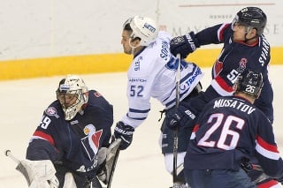 Na snímke zľava brankár Justin Pogge (Slovan), Alexej Sopin (Dinamo), Igor Musatov a Ivan Švarný (obaja Slovan).