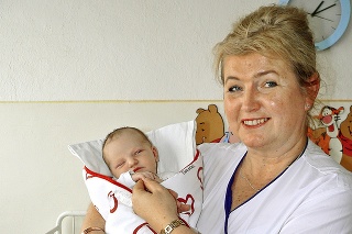 Primárka novorodeneckého oddelenia Katarína Jackuliaková s malou Romankou v náručí.