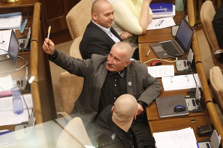 Poslancov ĽSNS vykázali z rokovacej sály kvôli odznakom na sakách.
