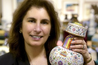 Jedna z dražiteliek Helen Carless bola prekvapená skutočnou cenou vázy.