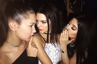 Bella (vľavo)  a Kendall (v strede) provokujú.