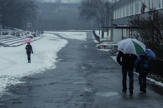 Na snímke žiaci Základnej školy Beňovského 1 v Dúbravke kráčajú na ranné vyučovanie. 