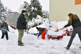 Mesto Trebišov vyhlásilo mimoriadnu situáciu v súvislosti so snežením. Na snímke odpratávanie snehu v meste.