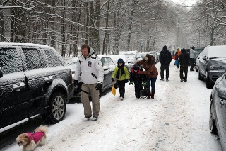 Snehovú nádielku využili Bratislavčania aj na prechádzky v prírode.