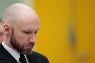 začal sa odvolací súd s Breivikom.
