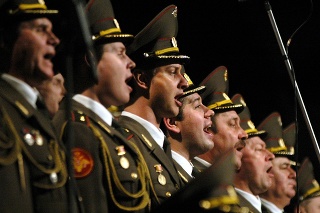 Na palube lietadla boli aj členovia vojenského speváckeho zboru Alexandrovci. 