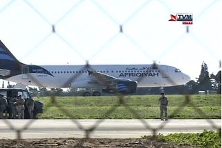 Na televíznom zábere je unesené lietadlo líbyjskej spoločnosti Afriqiyah Airways A320.