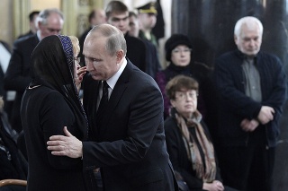 Prezident Putin kondoluje vdove po veľvyslancovi.