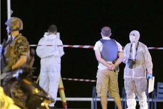 Forenzní technici prehliadajú miesto teroristického útoku na promenáde v Nice.