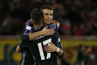 Cristiano Ronaldo (vzadu) a Lucas Vazquez oslavujú po zápase postup do finále. 