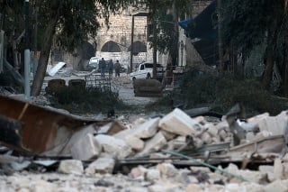 Útoky na povstalecké štvrte Aleppa neprežilo najmenej 25 civilistov.