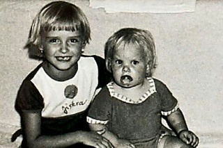 1982 - Kveta a Lucia sú odmalička veľké kamarátky.