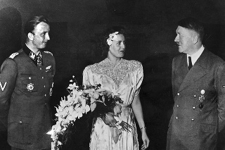Adolf Hitler (vpravo) gratuloval Gretl Braunovej a Hermannovi Fegeleinovi.