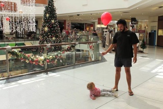 Jordan s dcérkou v nákupnom centre.