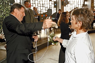 V máji 1999 hodila Anna Remiášová kyticu kvetov z hrobu svojho syna do Vladimíra Mečiara. 