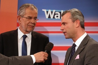 Novým rakúskym prezidentom bude kandidát Zelených Van der Bellen (vľavo). 