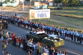 Pohreb Fidela Castra: Vojenské auto vezie urnu s popolom niekdajšieho kubánskeho lídra.