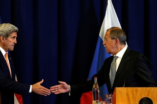Americký minister zahraničných vecí John Kerry a šéf ruskej diplomacie Sergej Lavrov.