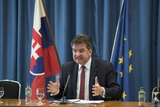 Minister Lajčák sa často miesto odpovedí len usmieval, čo podľa odborníkov svedčí o nervozite.
