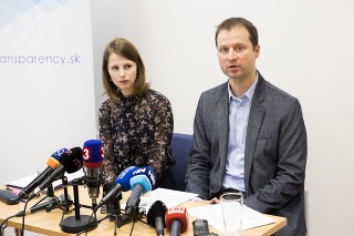 Zuzana Hlávková vystúpila na tlačovke s Gabrielom ŠIpošom z Transparency International.
