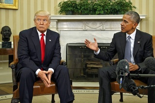 Na stretnutí Trump s Obamom pôsobili neisto. Obaja sa evidentne premáhali.