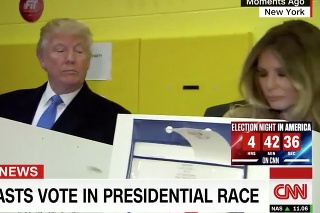 Trump pozeral manželke cez plece počas voľby.