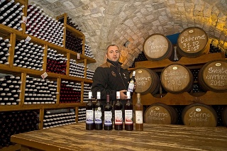 Vedúci výroby Vína Mrázik Sali Salihi s najlepšími ríbezľovými vínami z Devína.