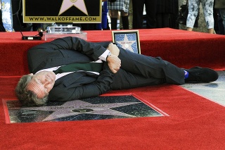 Hugh si k svojej hviezde spokojne ľahol. 