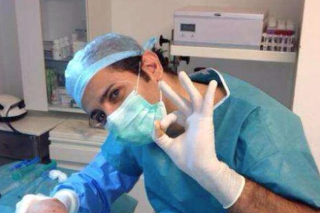 Lekár šokoval selfi e fotkami priamo z operačného stola.