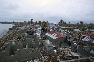 Zničené domyu po vyčíňaní hurikánu Matthew v meste Les Cayes na Haiti.