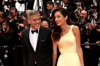 Zvodná manželka láma- ča ženských sŕdc Georgea Clooneyho (55) Amal (38) si na červenom koberci v  Cannes takmer vyrobila poriadny trapas.