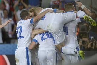 Na snímke slovenskí futbalisti sa tešia po strelení  gólu na 2:0.