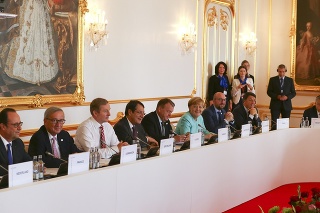 Lídri EÚ počas stretnutia za okrúhlym stolom na otvorení neformálneho summitu 27 hláv štátov a premiérov EÚ na Bratislavskom hrade v Bratislave 16. septembra 2016. 