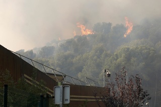 S ohňom bojuje 1800 požiarnikov