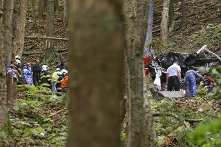 Záchranársky vrtuľník sa zrútil do ťažko prístupného terénu. 