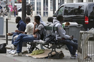 Migranti na ulici v Paríži.