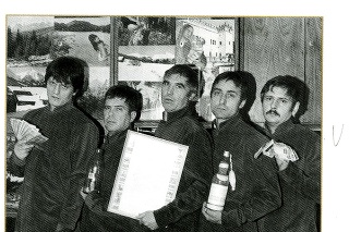 Šatňa č. 42: Slávna päťka - (zľava) Adamovič, Hlaváček, Sarvaš, Dočolomanský a Slezáček. S peniazmi, fľašou aj s cenníkom.
