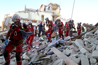 Taliansky záchranári bojujú s časom. 