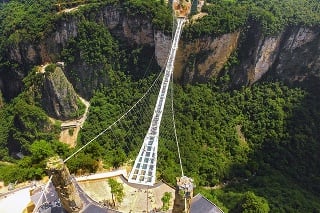 Čínsky most získal hneď dva rekordy najdlhší aj najvyššie položený sklenený most sveta.