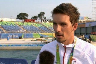 Mateja Beňuša krátko po tom, čo mu na krk zavesili medailu, vyspovedal redaktor RTVS.