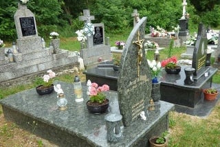 Syn Jozef († 20) a otec († 50) ležia na cintoríne v hroboch vedľa seba. 