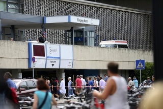 Útok na lekára v berlínskej nemocnici vyšetrujú policajti.