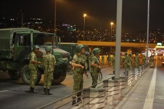 V Turecku sa armáda pokúsila o prevrat.