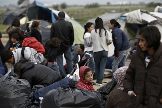 Do Európy prichádzajú stovky migrantov. 